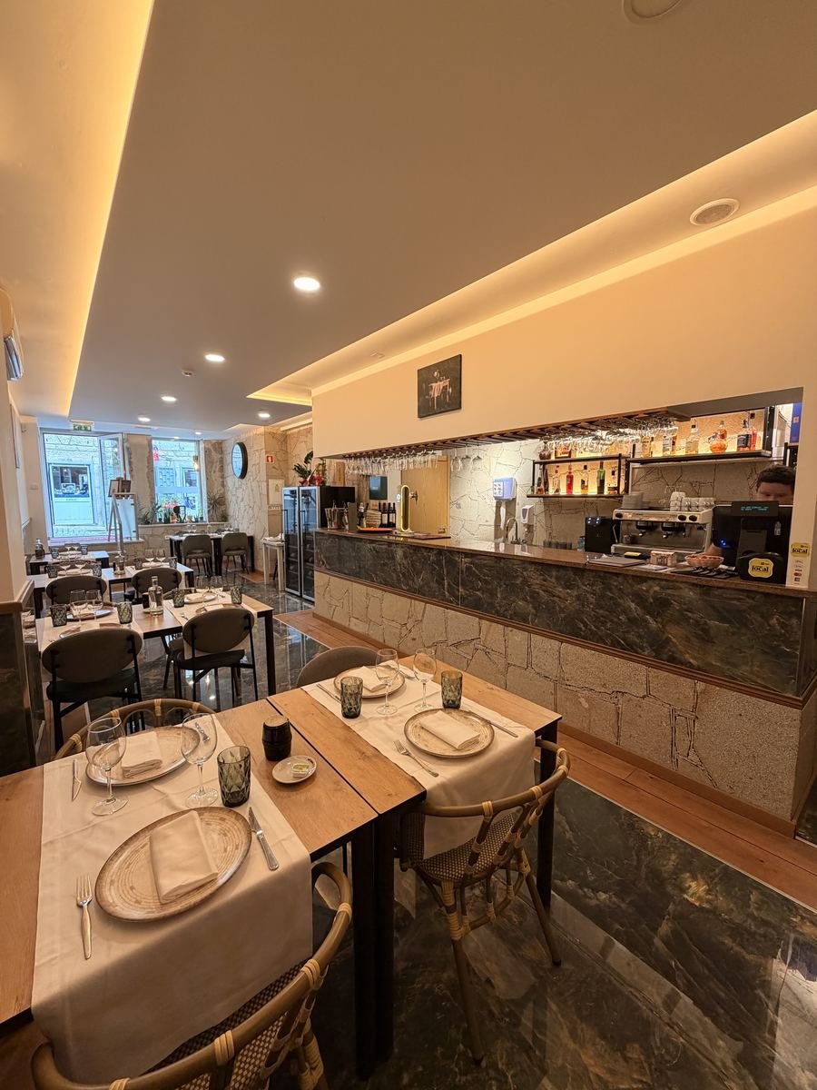 O balcão de mármore e a sala de jantar
