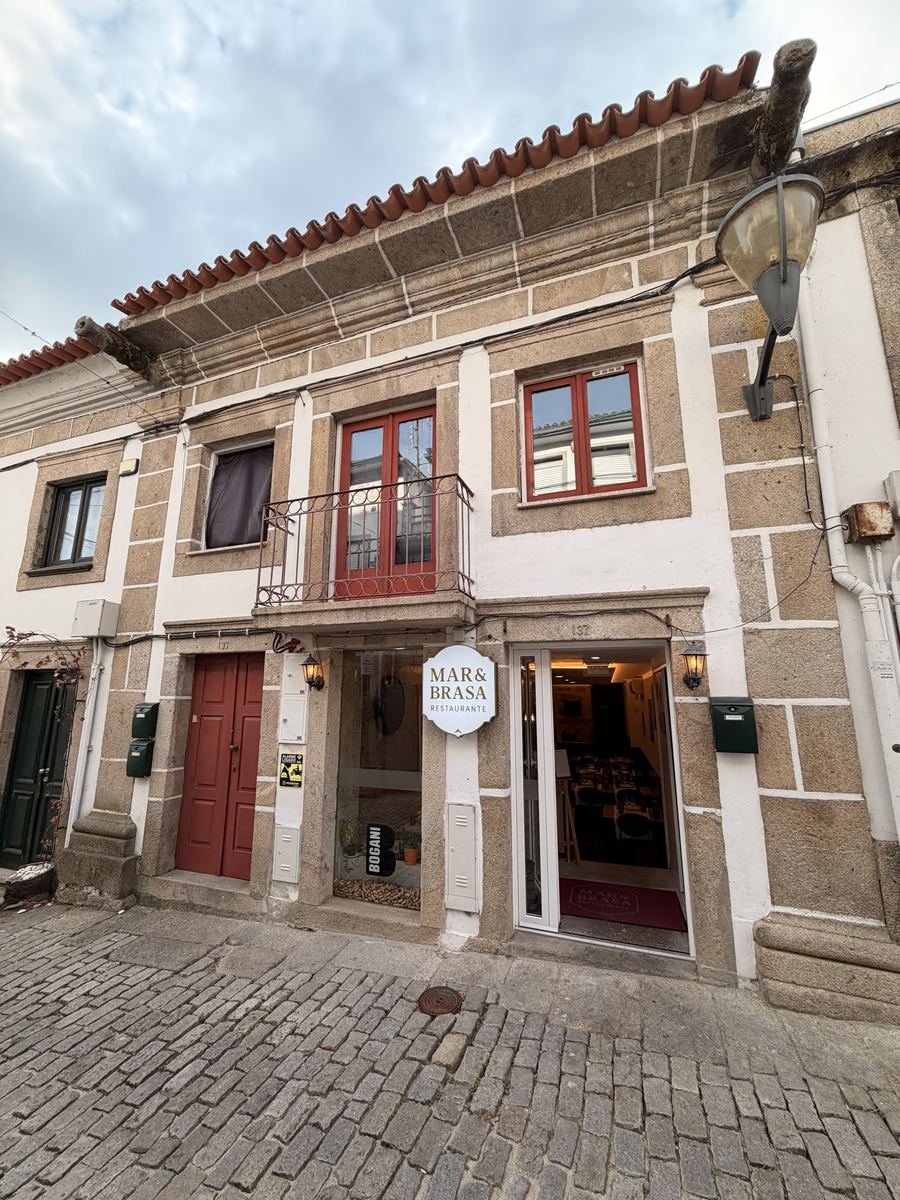A fachada em pedra do Mar & Brasa, com o letreiro da casa